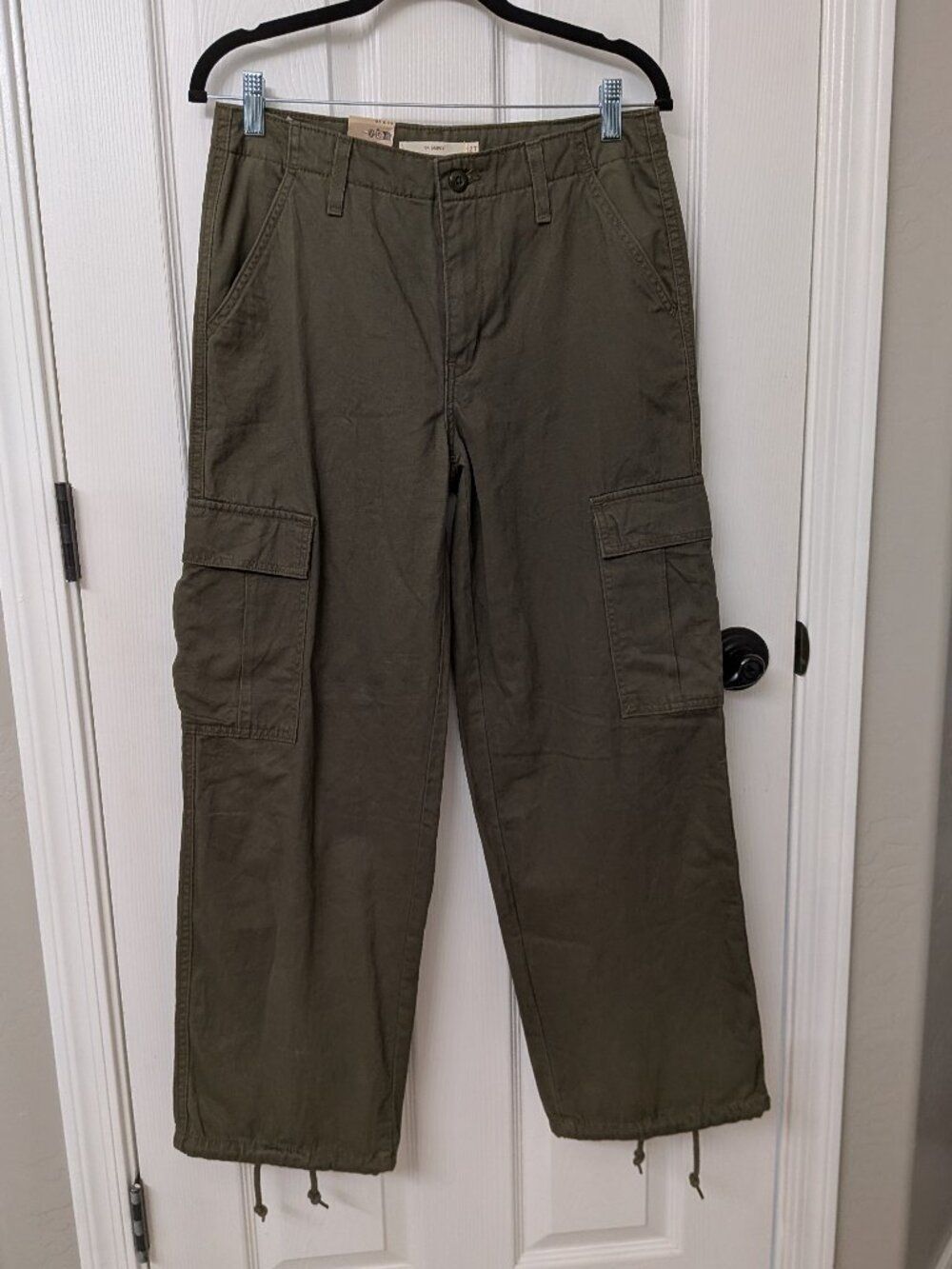 Levi's Women's Mid-Rise 94's Baggy Jeans Cargo in Army Green | 27x30 - Picture 3 of 9